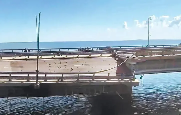 当地时间7月17日，克里米亚大桥遭到乌克兰海军无人艇袭击（来源：新华网）