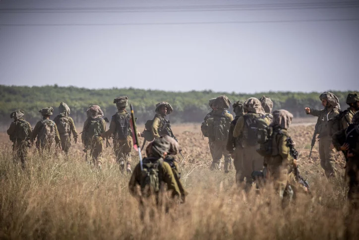 资料图：2023年10月20日，以色列内扎·耶胡达营的士兵在加沙地带边境附近巡逻。图自《以色列时报》