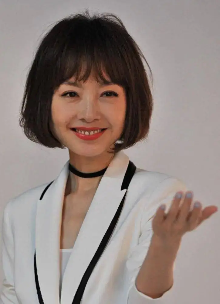 54岁鲁豫被曝和小19岁阿云嘎同居，恋爱后容光焕发，穿小黄裙状态看起来越发年轻！