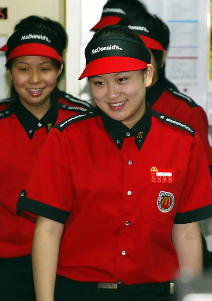 2004年佩通坦在曼谷一间麦当劳打工并接受员工训练，时薪约合4.4元人民币。