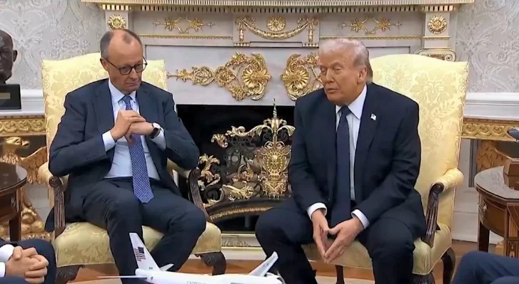 当地时间3月3日，特朗普在白宫椭圆形办公室会见德国总理默茨 视频截图