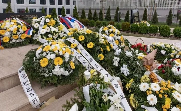 这是2022年5月7日在塞尔维亚贝尔格莱德的中国驻南斯拉夫联盟大使馆旧址纪念碑前拍摄的花圈。新华社发（王韡 摄）
