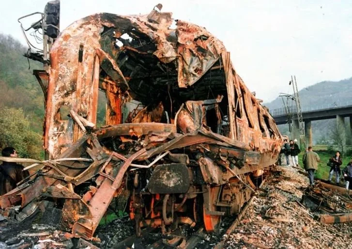 1999年3月24日，以美国为首的北约向南斯拉夫联盟开始发动大规模空袭，武力干涉科索沃危机。资料照片显示被北约飞机炸毁的火车。新华社发