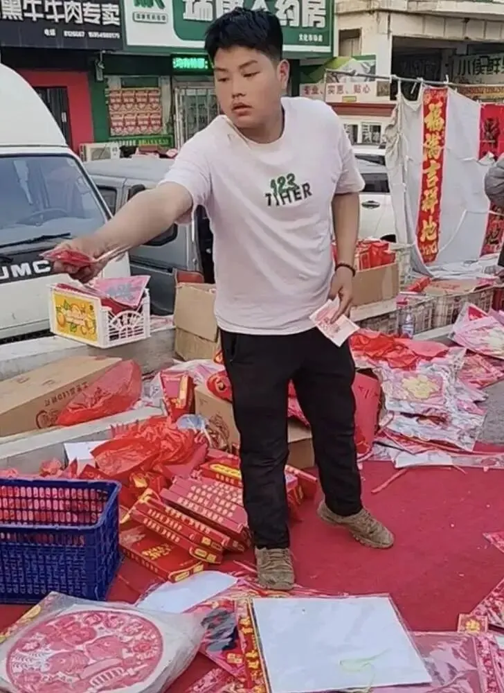 父亲去世、母亲生病，14岁龙凤胎姐弟摆摊卖春联