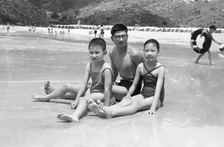 年轻时的倪匡与弟弟、妹妹倪亦舒