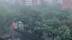 实拍北京暴雨侵袭：大水从天灌下 国旗迎狂风飘扬