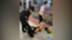 女子被西安地铁保安拖拽，目击者：事发时车厢内有人喊救命