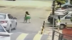 2名小学生冲入车流抱回独行幼儿
