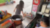 女子往早餐店扔下一袋东西就走，店主以为是恶作剧，打开后却被暖到了