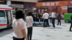 商场被曝开业当天有顾客被砸受伤，工作人员否认：是被大风刮倒