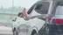 重庆一司机双脚架车窗开车，目击者：他怎么踩油门刹车？