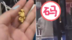 小女孩私自拿金饰去卖，女老板直接“扣下”