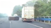 面包车失控侧翻险撞货车，目击者：多人从车窗处爬出