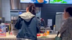 女子问快餐店借充电器被拒后发火逼问：说话，能不能给？不能给就给你曝光！