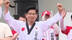 韩国73岁总统候选人竞选现场表演跆拳道，一个侧踢差点摔倒
