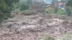 陕西渭南多地暴雨，洪水漫过河堤滚滚而下，车辆被冲走