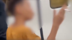男子在地铁车厢内吸烟，警方介入调查