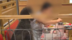 顾客与狗同桌夹菜喂狗，店员劝阻未果后全面消杀