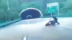 惊险！男子埋伏高速隧道口推电动车撞车