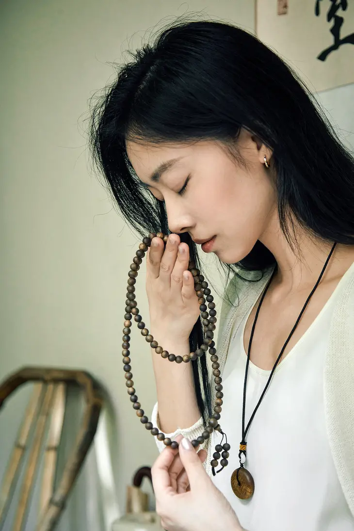 沉香藏家都绕不过的绿奇楠，罕见沉水级，绕腕留奇香，绝了！_凤凰网