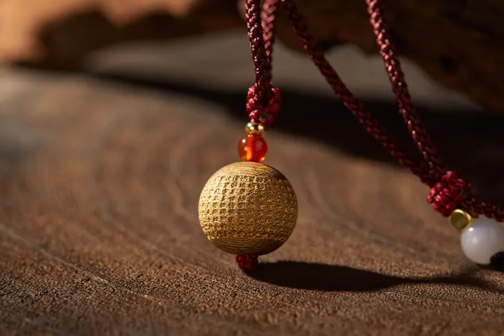 沉香藏家都绕不过的绿奇楠，罕见沉水级，绕腕留奇香，绝了！_凤凰网