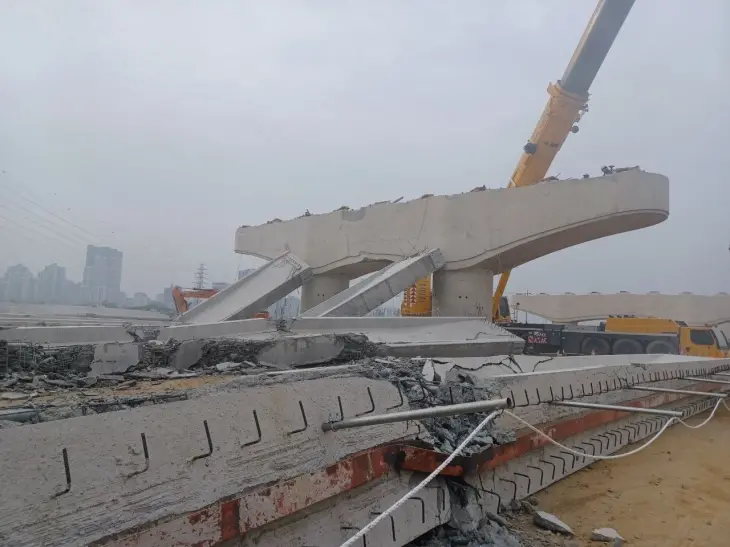 4月30日，韩国京畿道一在建桥梁突然坍塌 图源：韩媒报道配图