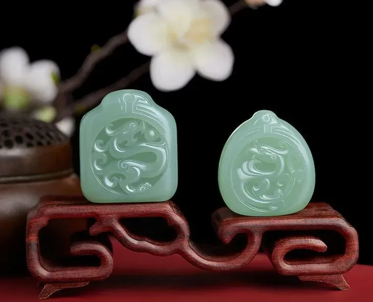 玉石藏家心头好！“镯心料”龙凤玉佩，越戴越温润_凤凰网