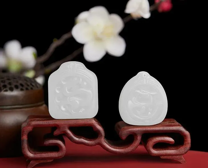 玉石藏家心头好！“镯心料”龙凤玉佩，越戴越温润_凤凰网