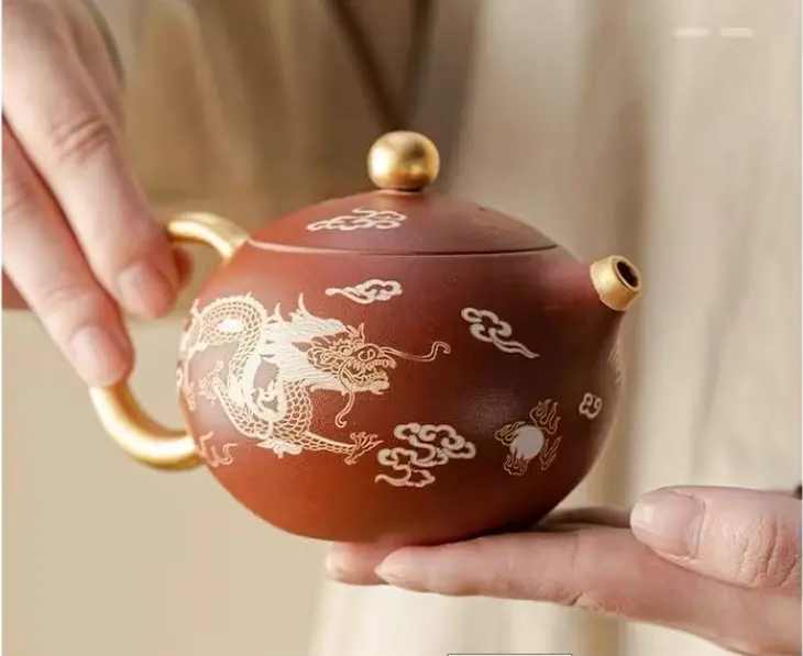 这盏西施壶太惊艳！纯金手绘龙凤图，倾茶瞬间如凤鸣啼_凤凰网