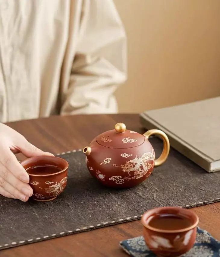 这盏西施壶太惊艳！纯金手绘龙凤图，倾茶瞬间如凤鸣啼_凤凰网