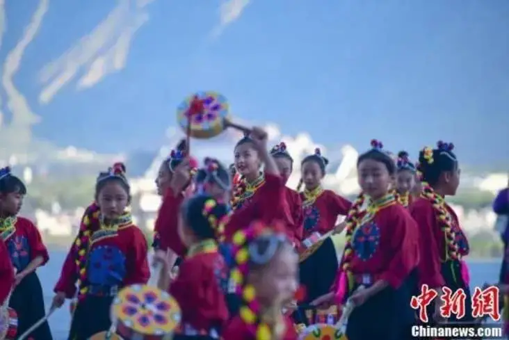 7月11日，西藏自治区拉萨市城关区慈觉林数十名孩子正在练习热巴舞。中新网