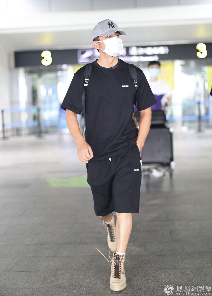 李晨全黑look搭机造型低调帅气助阵浪姐成团夜潇洒有型