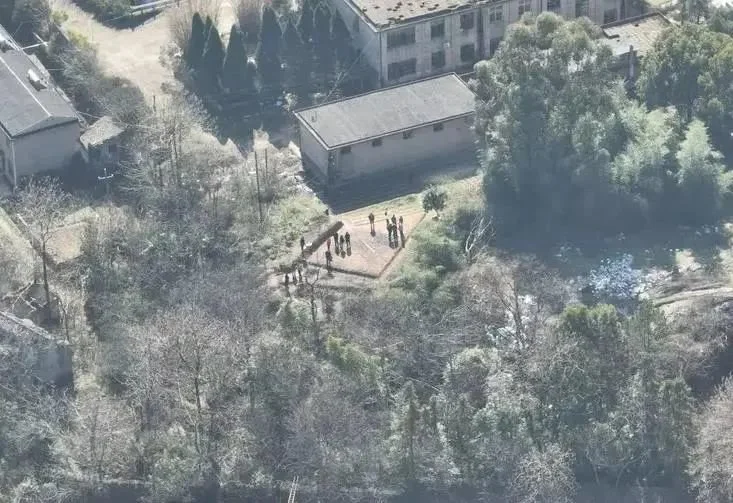 ▲1月30日，距离致远中学不远处一粮仓被围起警戒线，有疑似法医和警察在勘察现场。图片来源/大皖新闻