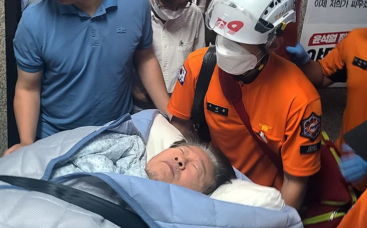 当地时间2023年9月18日，韩国首尔，韩国最大在野党共同民主党党首李在明绝食第19天健康状况恶化，被送往医院治疗。 图源：视觉中国