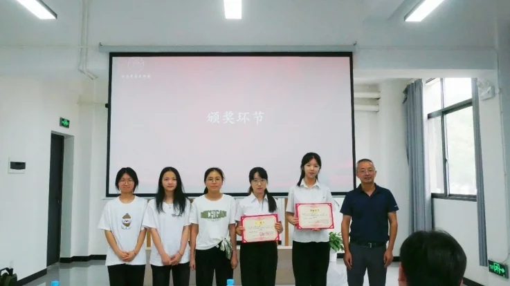 方旺春给二等奖小组颁奖