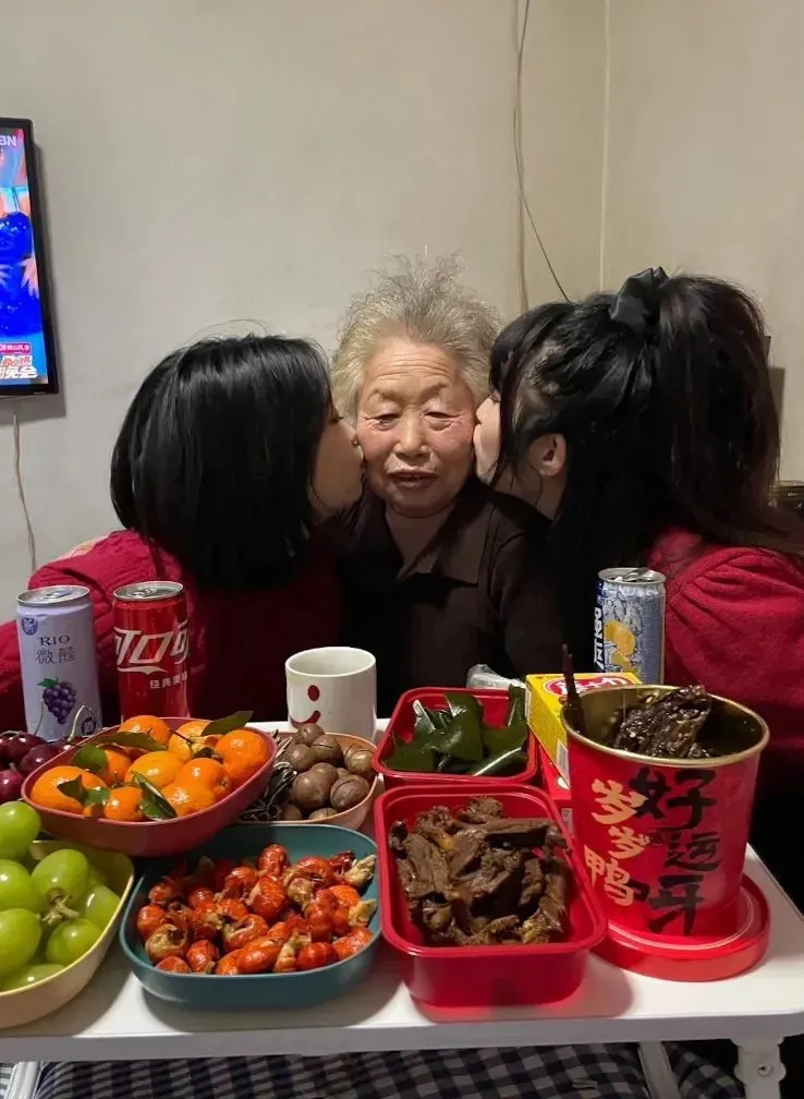 孫女們一起親阿珍，阿珍不好意思
