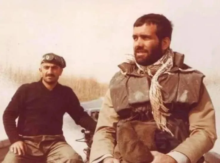 ▎伊拉克战争期间，马苏德·佩泽希齐扬（右）在前线。