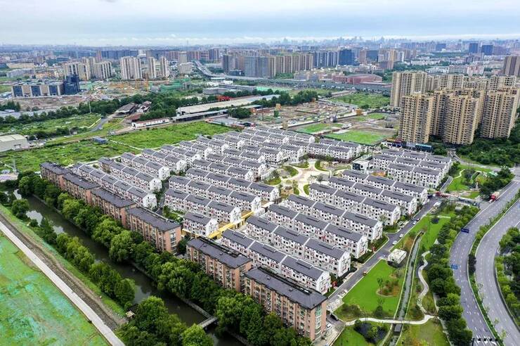 远远看去就异常醒目的建筑,白色墙壁配上彩色窗框,一排排房子齐齐整整