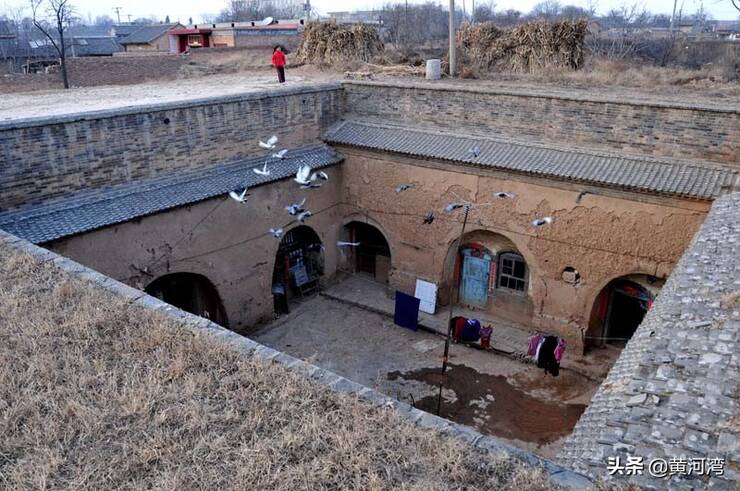 在黄河两岸晋南豫西地区有一种古老的居住形式: 地窨院又称地坑院