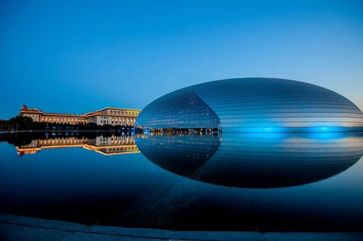 1、中国国家大剧院 中国国家大剧院位于北京市中心天安门广场西侧，外形是半个椭圆状，就像是半颗巨大的蛋