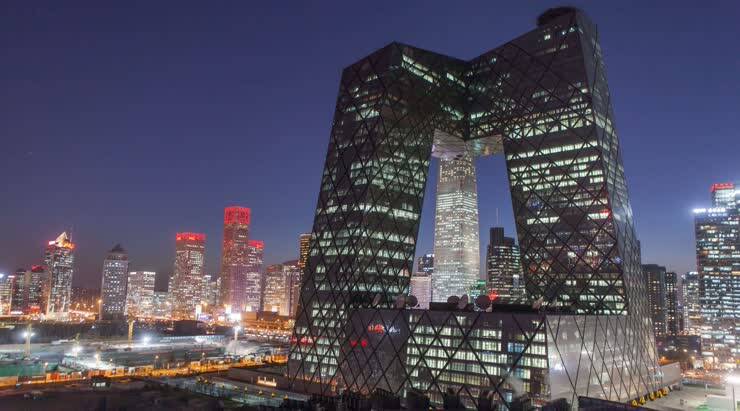 9、中央电视台总部大楼 中央电视台总部大楼位于北京商务中心区， 由荷兰人雷姆·库哈斯和德国人奥雷·舍