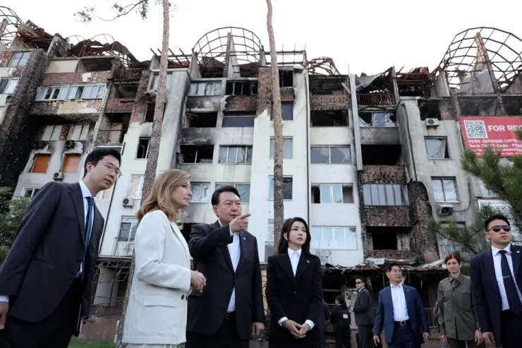 尹锡悦和其夫人金建希15日在基辅郊区伊尔平市参观访问 图自《韩国时报》