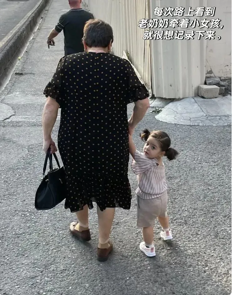 小柒看到牽著小女孩的老奶奶，想起阿珍