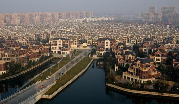 界牌新村共建有320亩的湖面,穿湖而筑仿效苏堤的长堤,并修筑三道亭