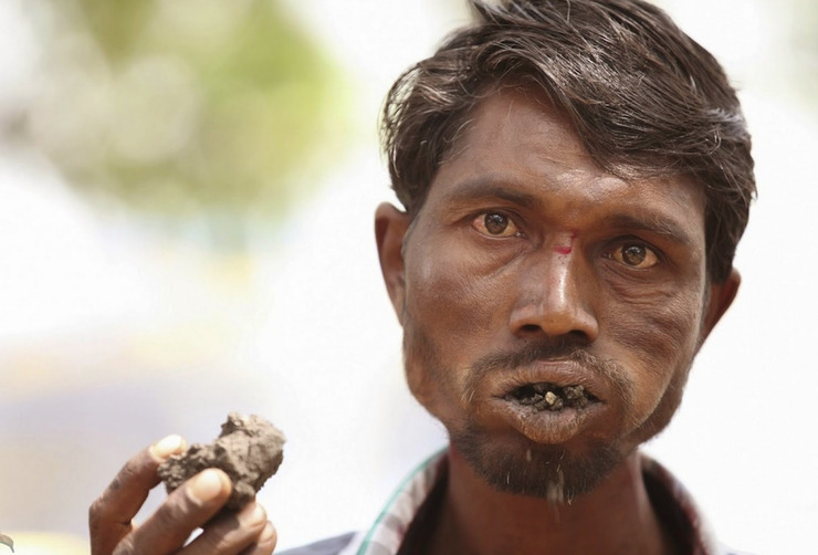 男子有"砖瘾"吃垮了一栋别墅 连厕所都不放过