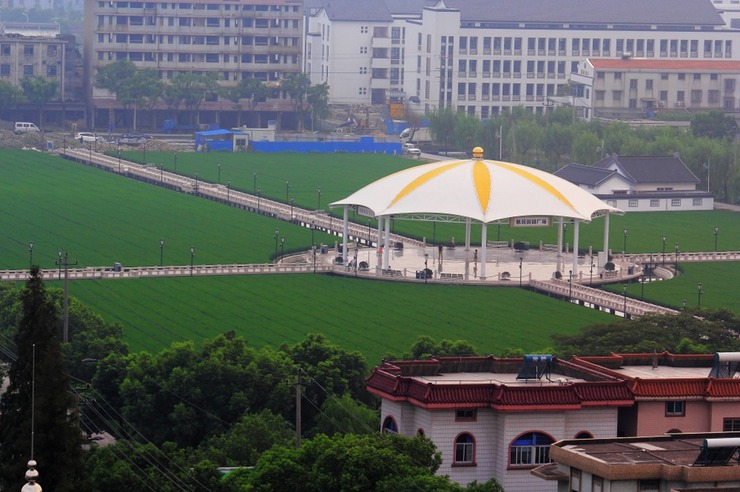 航民村隶属杭州市萧山区瓜沥镇,但是村里的路牌和广告牌,直接跳过了