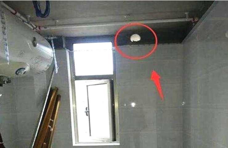 邻居在卫生间墙上开洞 问完才知道好处原来这么多