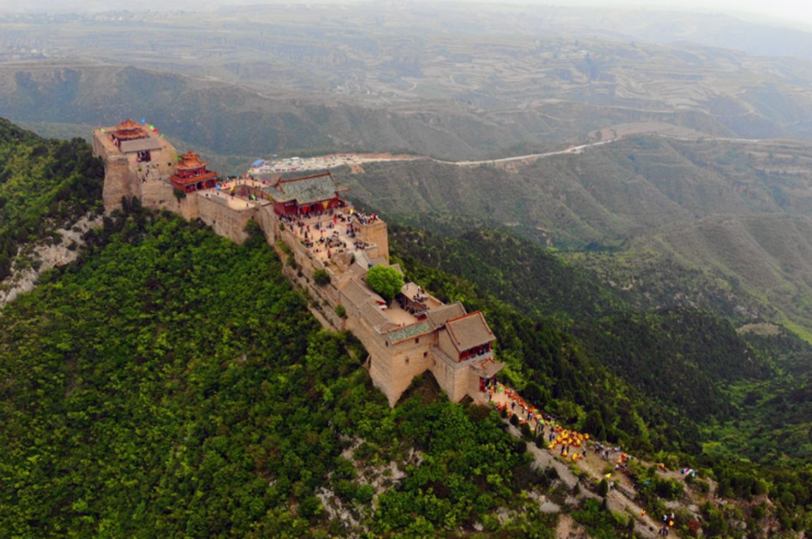 山西洪洞的青龙山 日本人炮轰后留下了很多断壁