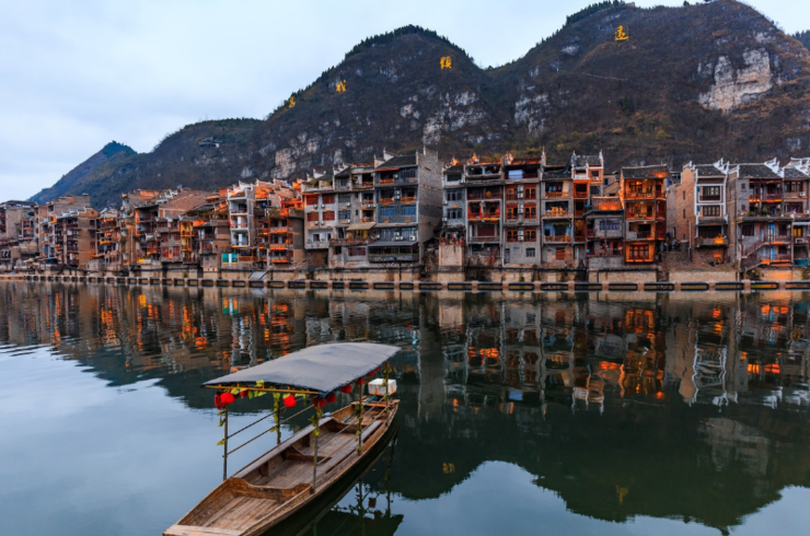 贵州有一座绝壁上的千年古镇, 网友称:也太壮观了!