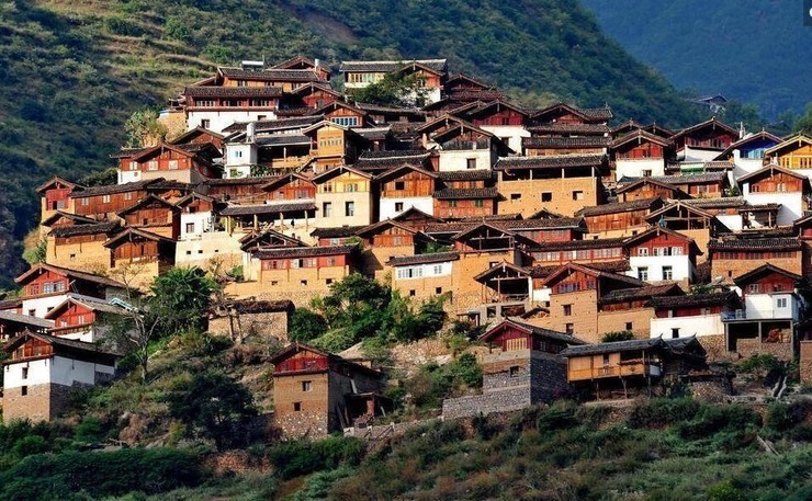 圖為雲南寶山石頭城,百餘戶納西人家聚